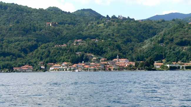 Pettenasco vista lago paese