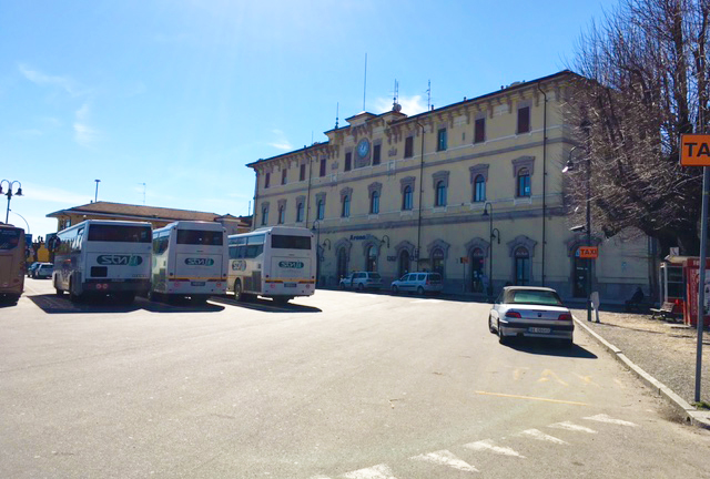 stazione arona esterno